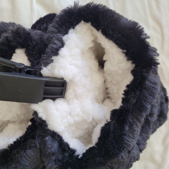 Mixit black faux fur paw print slippers in a size large - Picture 5 of 5